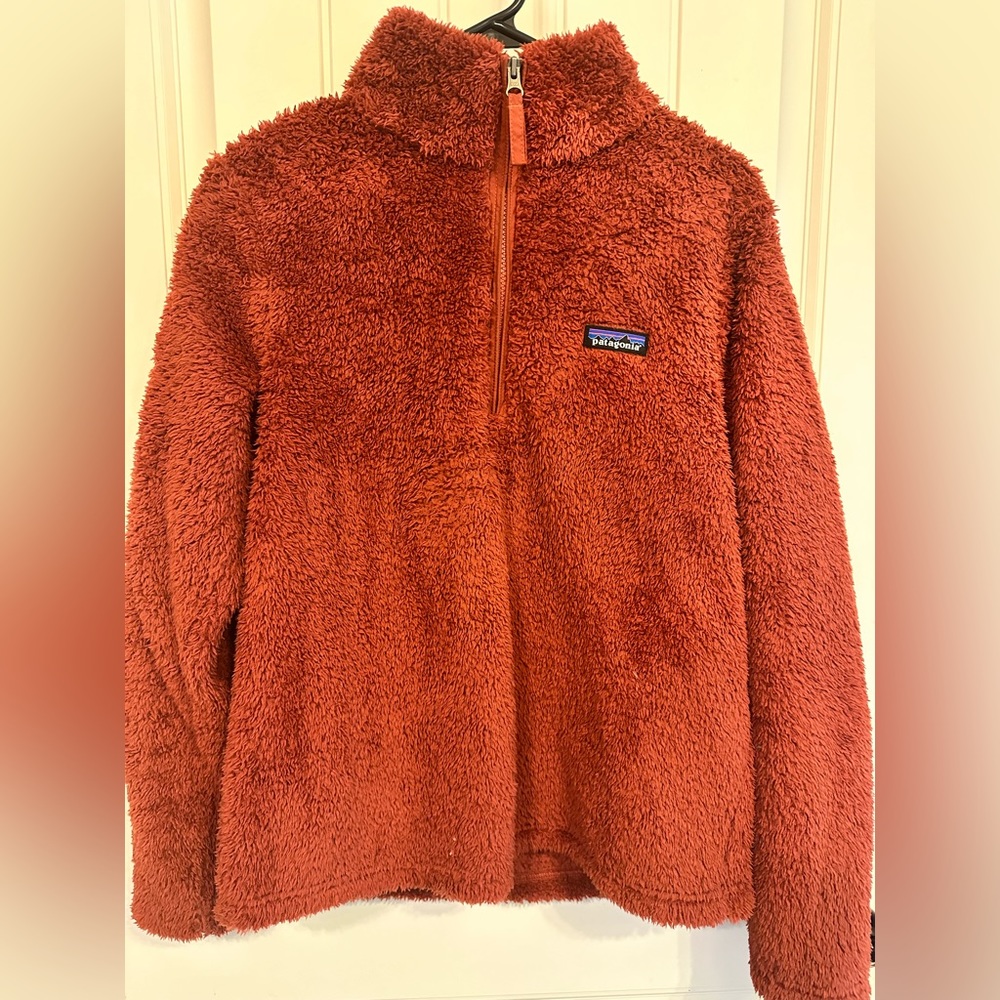 Patagonia pull over fleece in a burnt Siena red. Excellent condition.